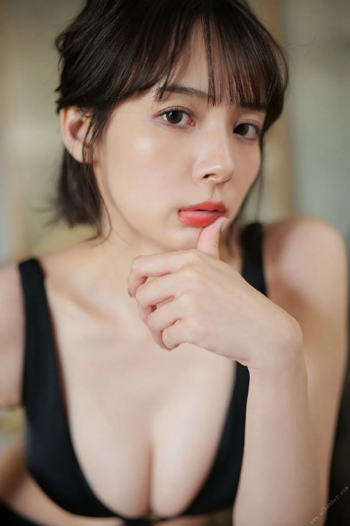 他是谁 封面